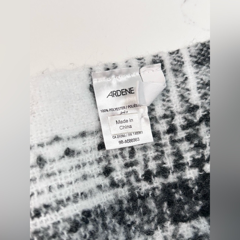 ❥𝗔𝗥𝗗𝗘𝗡𝗘: Plaid Blanket Scarf - Picture 4 of 7